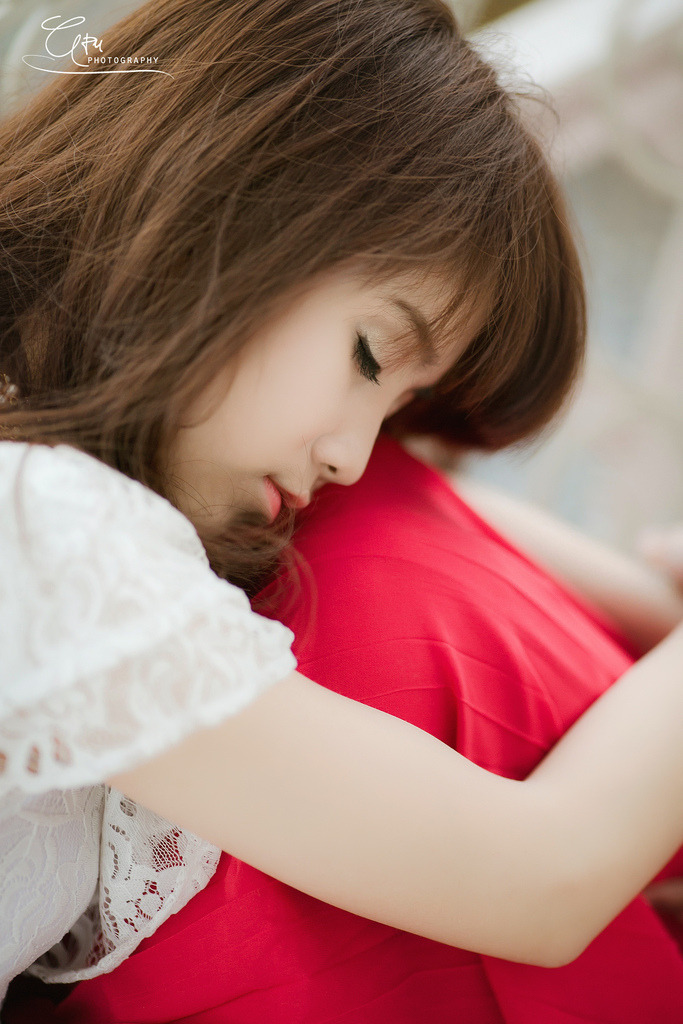 在厨房掀起裙子从后面进去视频